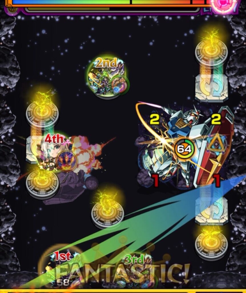 ボス中央に構えるガンダム型敵に向けて、3体の味方キャラが電撃パネルと加速装置を活用しながら連携攻撃を仕掛ける場面