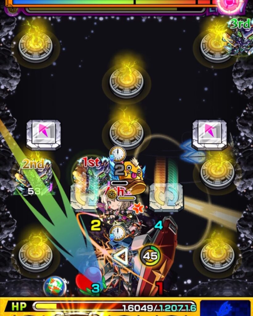 ワープと電撃パネルが複雑に配置されたステージで、複数のキャラが密集しながらボスに攻撃を仕掛けている緊迫のバトルシーン