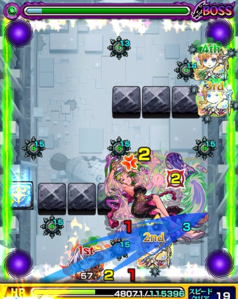 モンスト「破界の星墓・パライソの星墓」ボス第3戦。ボス弱点が中央に出現し、1stと2ndのキャラが青い軌道で連携攻撃中。上部には第4と第3のキャラが待機している。
