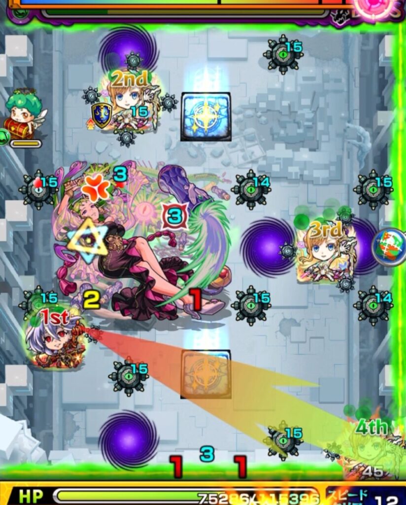 モンスト「破界の星墓・パライソの星墓」ボスステージのスクリーンショット。中央にボスが配置され、味方は左下・左上・右側に展開。上下の地雷とワープが戦況を左右する配置。
