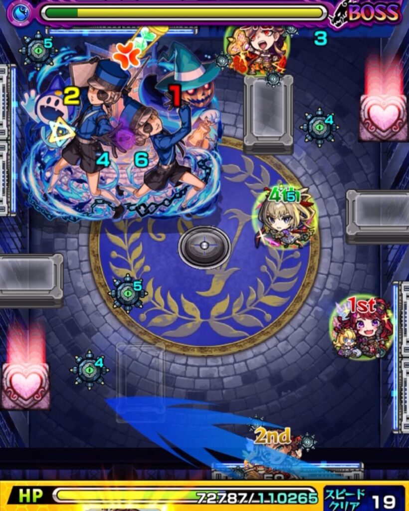 ステージ2の3手目。HP回復のためハートパネルを踏みつつ、ボスに攻撃を仕掛けて撃破を狙う場面。