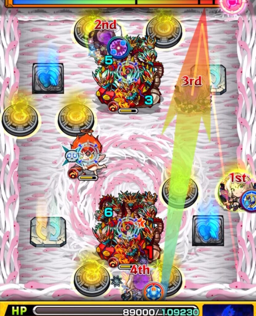 ステージ3・2手目。堕天エルが貫通変化し、青パネルを踏んでスプリッツァーに同時攻撃を行いダメージを与えるシーン。