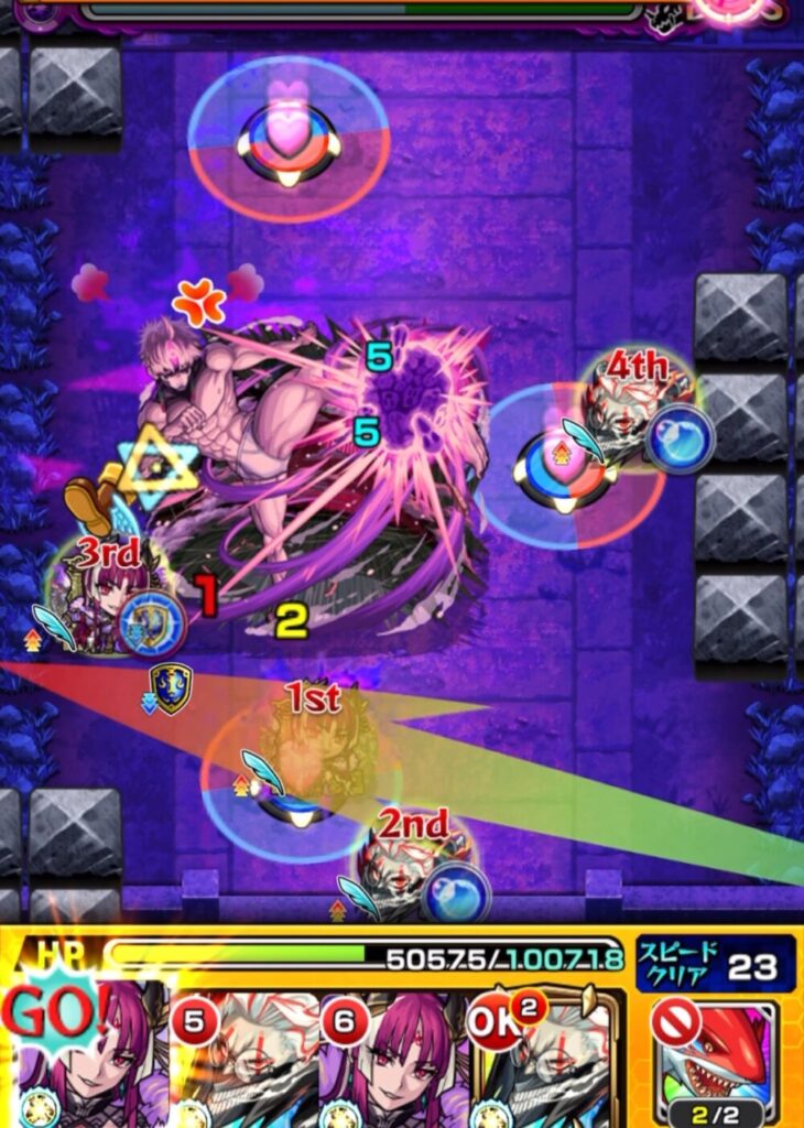 ボスステージ1の6手目で、赤パネルを踏んでHPを回復しながらストライクショットを放ち、ボスの弱点に大ダメージを与えている場面のスクリーンショット。