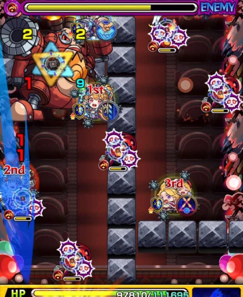モンスト超究極・彩 グランギニョル(火属性)ステージ3の1手目。剣雑魚にふれて攻撃力を上げ、地雷を持った状態でロボットの弱点を攻撃し、大ダメージを与えている場面。