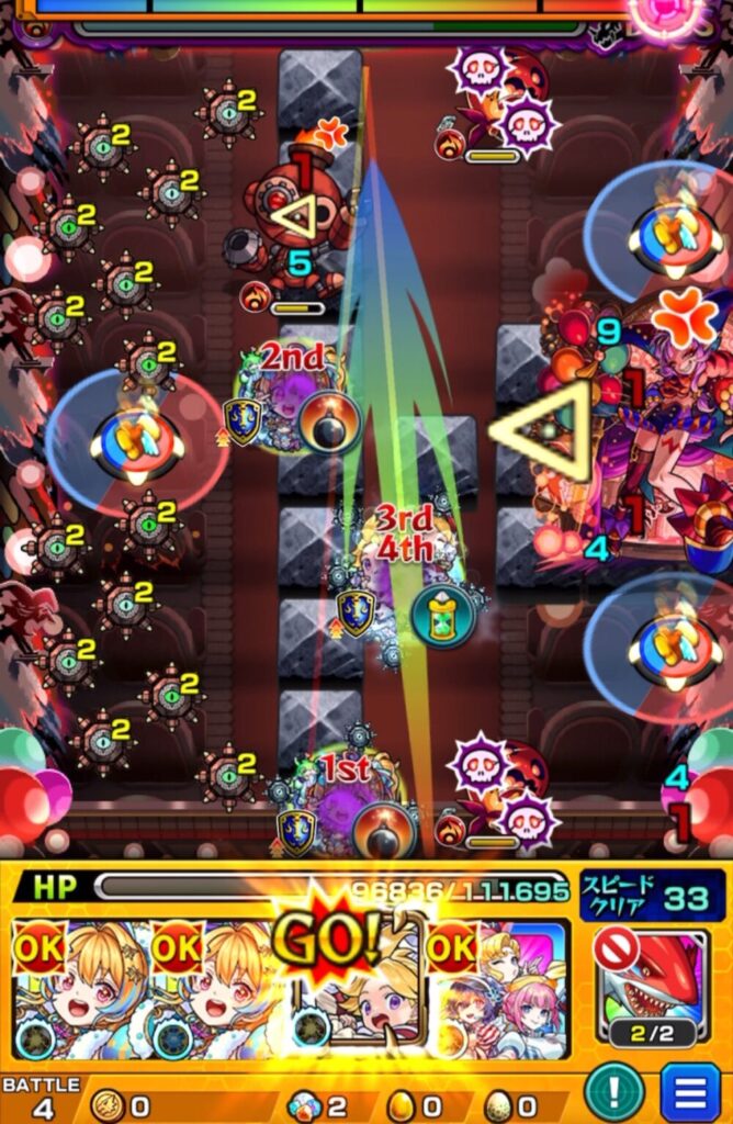 モンスト超究極・彩 グランギニョル(火属性)ボスステージ1の2手目。グリム兄弟αのSSで味方の攻撃力を上げ、ロボット雑魚を撃破しながらドクロ雑魚を2体処理して弱点ONを維持している場面。