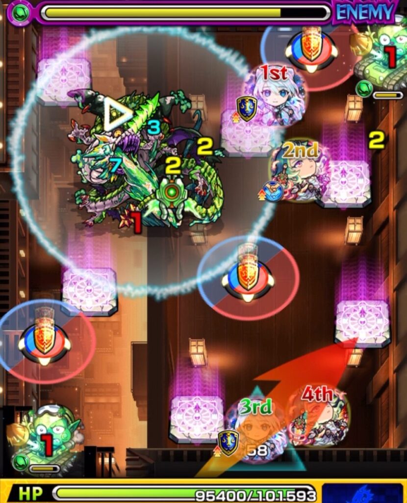 モンスト「超究極・猗窩座(宴の時間)」ステージ2の1手目。アグナムートXの友情コピーでバジリスクと反撃雑魚にダメージを与え、防御アップを維持するため青パネルを避けて立ち回る場面のスクリーンショット。