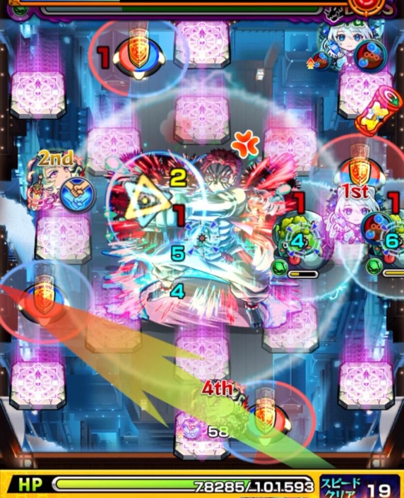 モンスト「超究極・猗窩座(宴の時間)」ボスステージ1の6手目。青パネルを踏みながら友情コンボでボスの猗窩座にダメージを与え、ひよこ状態になりつつも右のかちりんペアに挟まって同時処理に成功した場面のスクリーンショット。
