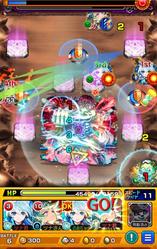 モンスト「超究極・猗窩座(宴の時間)」ボスステージ3の3手目。アグナムートXがSSを使用してひよこ化を回避し、友情コンボと直殴りでボスにダメージを与えるも、青パネルを踏んで防御アップが解除され、反撃で大ダメージを受けた場面のスクリーンショット。
