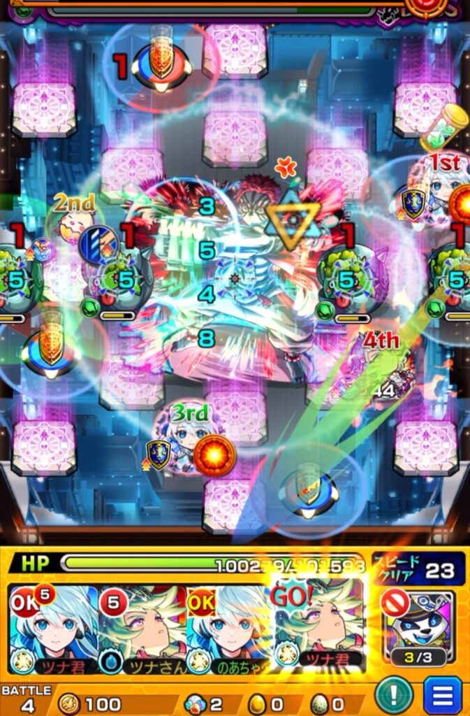 モンスト「超究極・猗窩座(宴の時間)」ボスステージ1の2手目。アグナムートXがSSを使用してひよこ化を回避し、赤パネルで防御アップを発動。味方にふれて友情コンボを誘発し、ボスの猗窩座へダメージを与える場面のスクリーンショット。