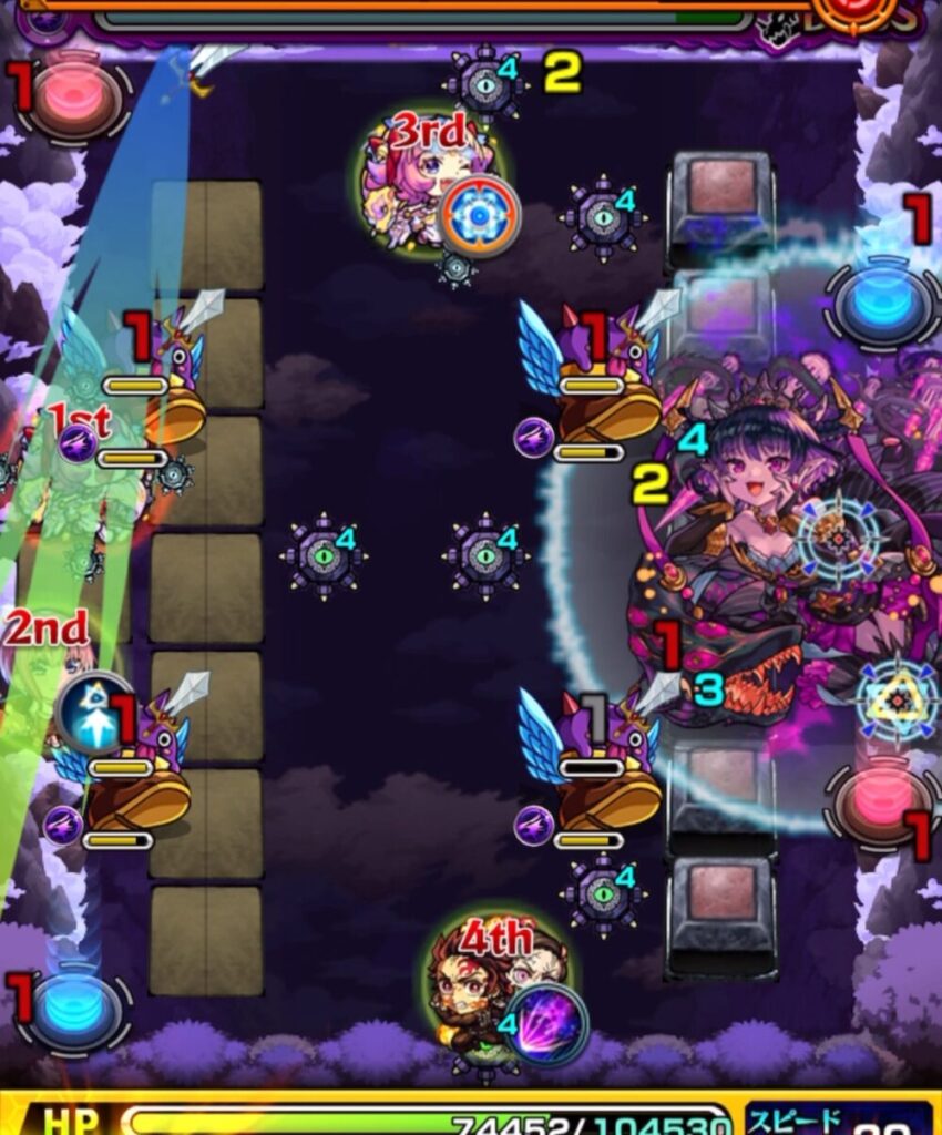 モンスト超究極・火「苦闘彩る魔性の宮殿」ボスステージ1の4手目のプレイ画面。全滅攻撃ターン「4」を前に、はやリン経由で弱点側の赤テレポトンネルを狙って弾く。反射数が多く左上のトンネルには入れなかったが、友情コンボでボスにダメージを与えた場面。