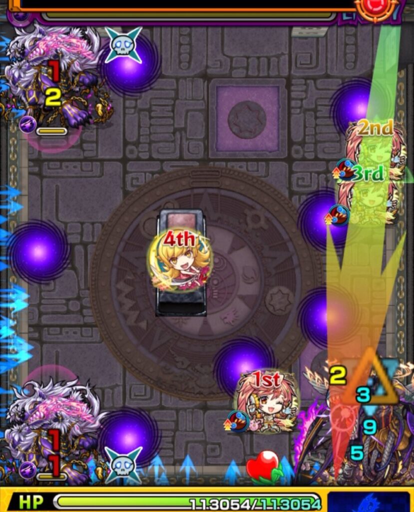 モンスト覇者の塔3rdシーズン35階ボスステージ1。ボスの弱点を攻撃してフェンリルに弱点を移し、相互蘇生するフェンリルを同時処理。クロスドクロ発動で中ボスが右上に移動し、両手が出現した場面のスクリーンショット。
