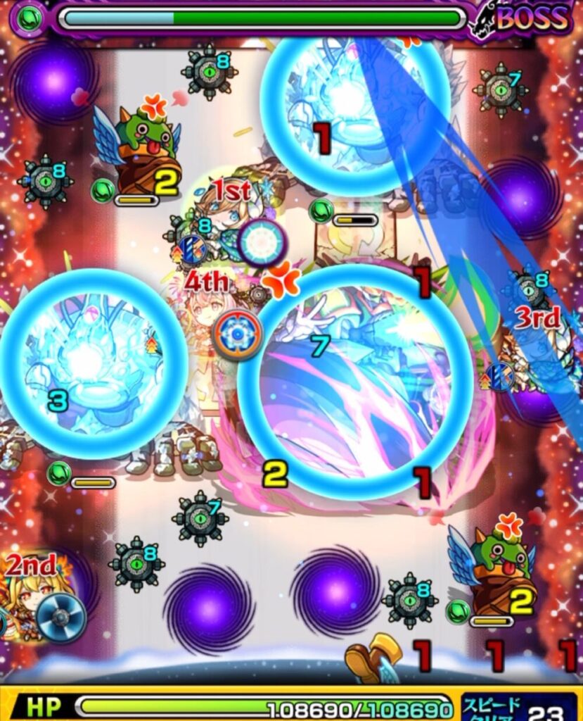 モンスト超究極アンチノミーのボス1・2手目。ヨトゥンとボスの両方に触れて防御ダウンを付与し、撃種変化パネルで反射化してあいだに挟まり、大きくダメージを与えた場面。
