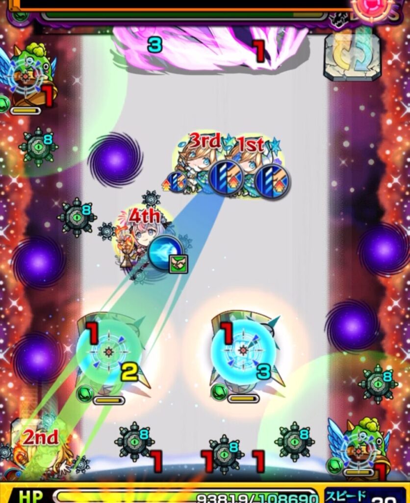 モンスト超究極アンチノミーのボス2・1手目。ボスが2ターン目に透過する前に雑魚処理を進めるため、メイが撃種変化パネルで反射スタートし、右上のパネルで貫通に戻ってハンシャインを防御ダウン。左側のハンシャインを処理した場面。
