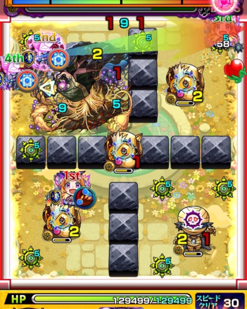 モンスト『天魔の孤城・空中庭園 第1の園』ボスステージ1の1手目。ボスが次ターン透過する前に、赤いパワーチェンジウォールで3面ふれし、弱点と壁のあいだを狙って大ダメージを与えた場面のスクリーンショット。