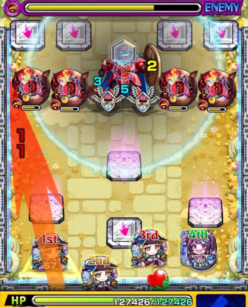 「天魔の孤城・第8の園」ステージ1の1手目のスクショ。
プレイヤーキャラがかちリンを処理し、上部のランチャーパネルに味方を配置した場面。
4体相互蘇生が発生するギミックに対応した初手の動きを示している。