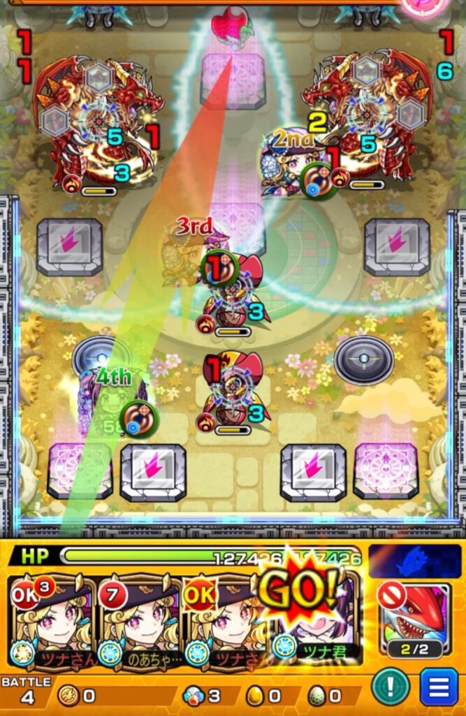 「天魔の孤城・第8の園」ステージ4の1手目。ナイトメアがSSを使用して味方3体に攻撃力アップを付与し、強化されたルネサンスの攻撃でハンシャイン2体と右上のバハムートの同時処理に成功した場面のスクリーンショット。