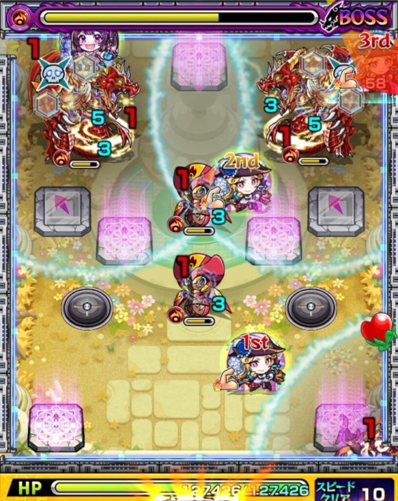 ボスステージ2の1手目。ルネサンスが右上バハムートへ攻撃を行い一度は撃破するも、相互蘇生により復活した場面のスクショ