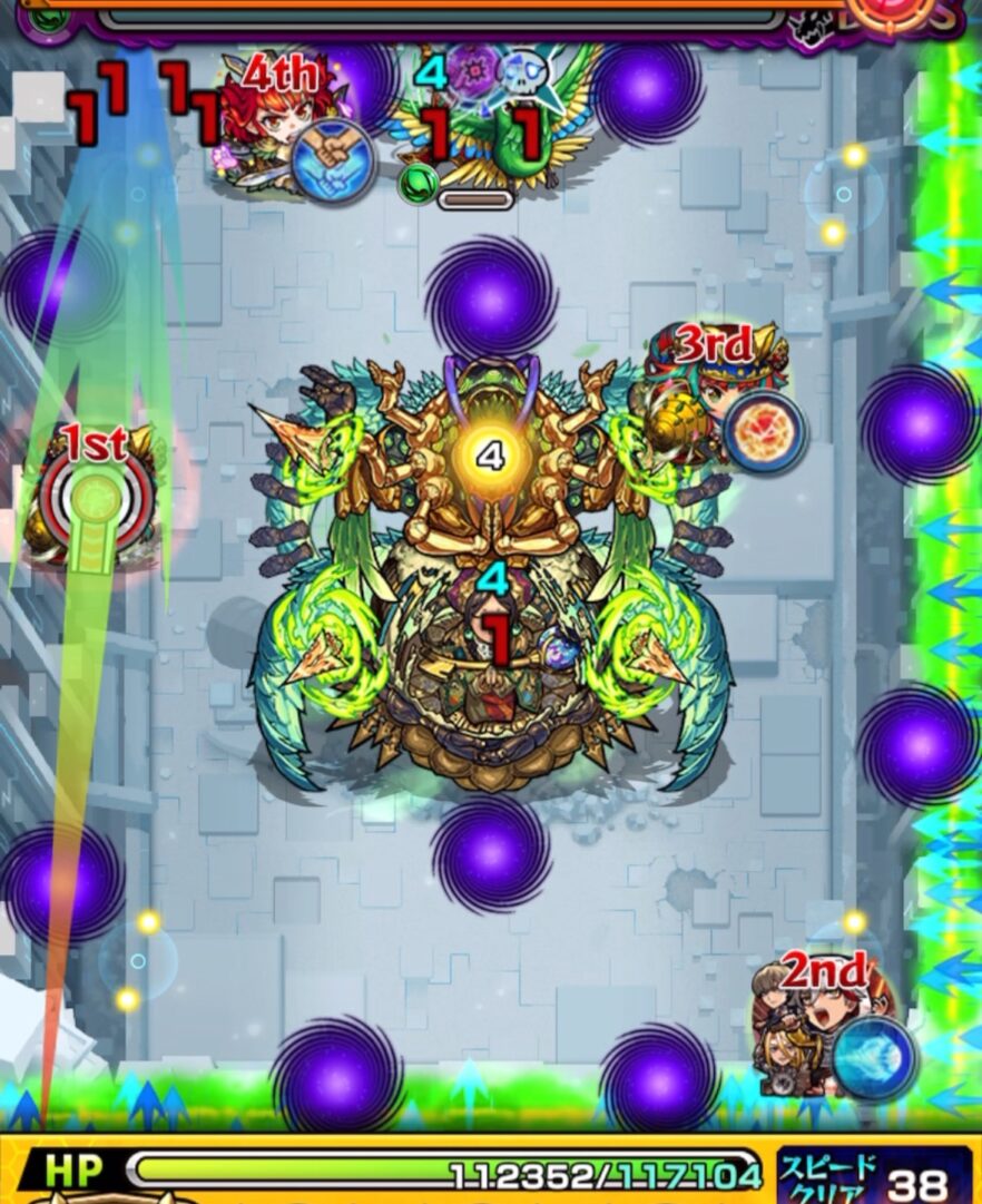 ボス1の3手目。縦軸に薄く弾いてボスにフォトンを4個付与し透過させ、壁バウンドキャノンでカーマを処理。クロスドクロ発動でボスが左中央へ移動し、右中央に手が出現した場面。