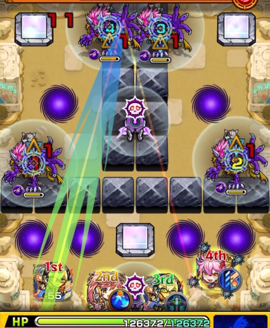 未開の砂宮 拠点25のステージ1・1手目。ビットンを破壊して攻撃力アップバブルを発生させ、味方の攻撃力を上げつつ、透明パネルで鬼を透明化してバブルを当てないように狙う場面（鬼の透明化が間に合わず強化されてしまう）。