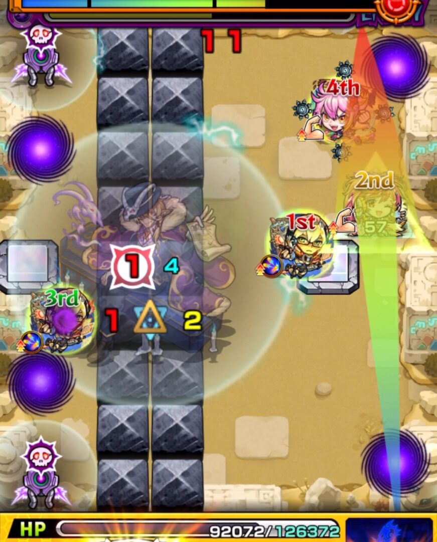 未開の砂宮 拠点25のステージ2・5手目。2Pサンダルフォンで中ボスの弱点を攻撃しつつ透過パネルを踏んで中ボスを透過させ、ビットンを破壊して攻撃アップを阻止した場面。