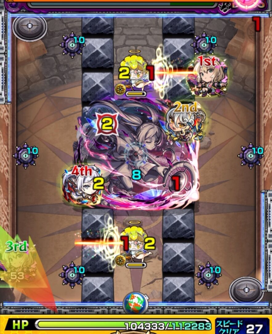 ボス1の1手目。下壁反射で地雷を踏み、天使とボスの間に挟まってダメージを与えた場面