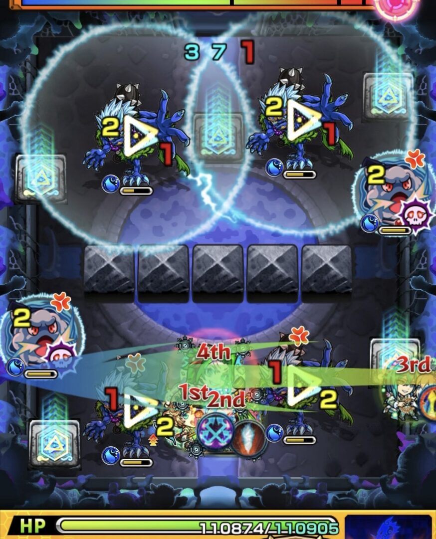 超究極ルビカンテのステージ2。鬼の爆発攻撃を避けながらブロック下のスーを倒し、弱点攻撃力アップパネルを踏んで下段の鬼を処理した場面のスクリーンショット。