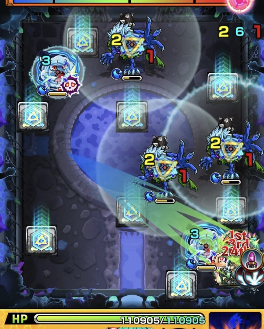 超究極ルビカンテのステージ4。鬼の爆発攻撃を警戒して重力バリア内を避けながらパネルを踏んで攻撃するも、スーを倒して味方が集まり大ダメージを受けた場面のスクリーンショット。