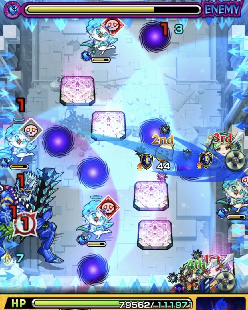 桃源郷の星墓ステージ1の初手でレーザーバリアの被ダメに注意しながらドクロを発動して防御アップ状態で鬼に攻撃する場面