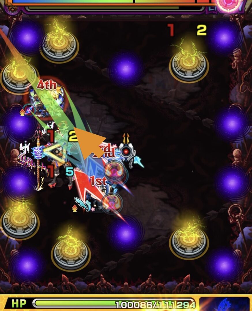 ステージ4で反射キャラで中ボスのバリアを破壊し、貫通キャラで弱点攻撃と友情でダメージを与えた場面