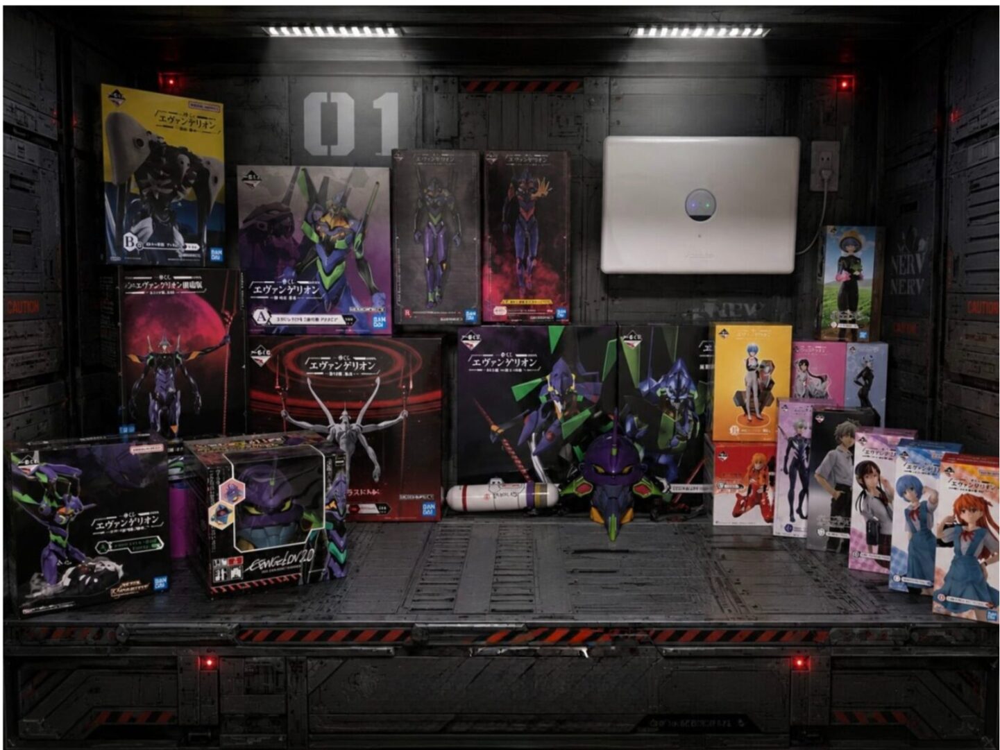 エヴァンゲリオンのフィギュアと一番くじ景品を格納庫風背景でディスプレイしたコレクション棚エヴァンゲリオンのフィギュアや一番くじ景品を、NERV格納庫をイメージした背景でディスプレイ。初号機を中心に、綾波レイやアスカなどの関連フィギュアをまとめて展示したコレクション棚です。