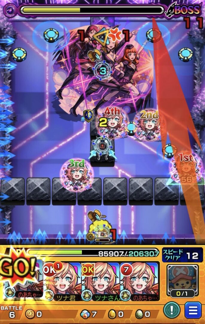 超究極「最強のライバル A-RISE」ボス3の5手目で、ちはや(繋ぎ手)のSSを使用し、右壁反射から上壁とボスの弱点の間を狙ったものの挟まれず、その後下側のビットンとボスの間に挟まって大きなダメージを与えた場面