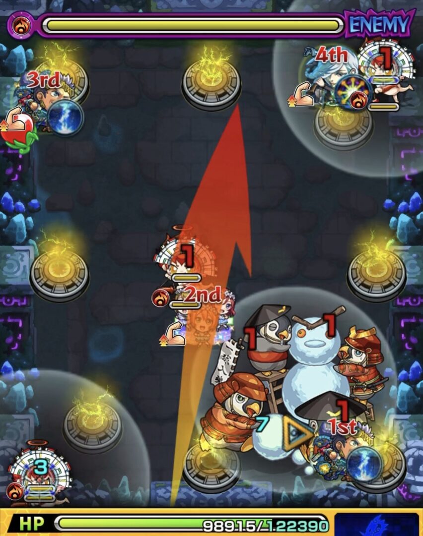 モンスト「未開の幻洞・拠点6」ステージ2の3手目で、薄めの右斜め上へ弾き、天使2体のゲージ削りと上壁反射で中ボスへの攻撃を狙う場面