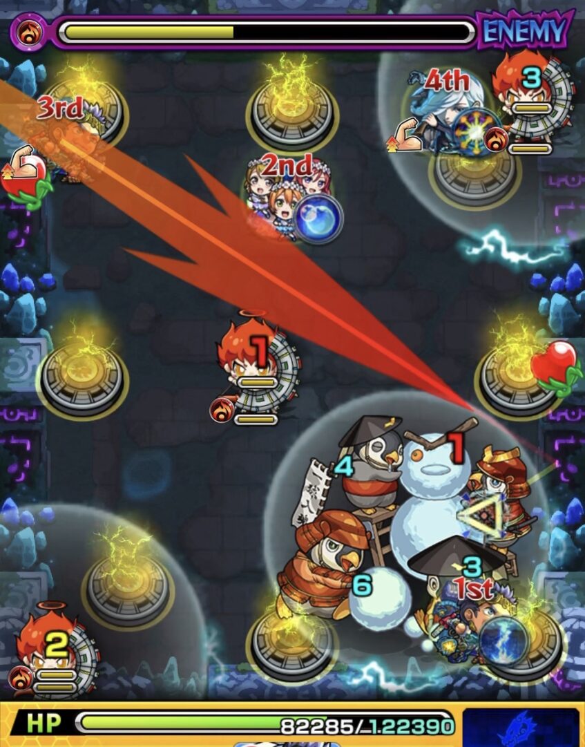 モンスト「未開の幻洞・拠点6」ステージ2の4手目で、右斜め下へ弾き、右壁反射から中ボスの弱点を狙う場面