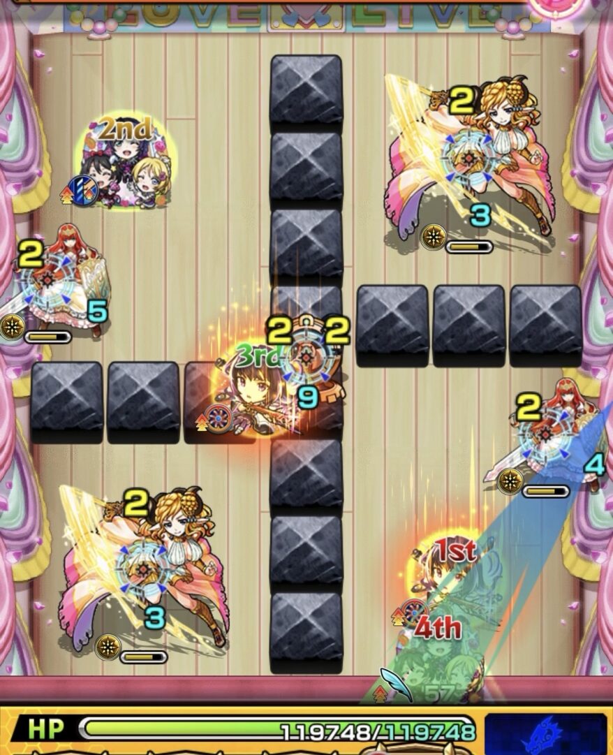 超究極「スクールアイドル μ's」Lv.3ステージ2の1手目で、右上方向へ弾いてエタニティからハトホル2体を経由し、ハトホル2体のHPを均等に削った場面