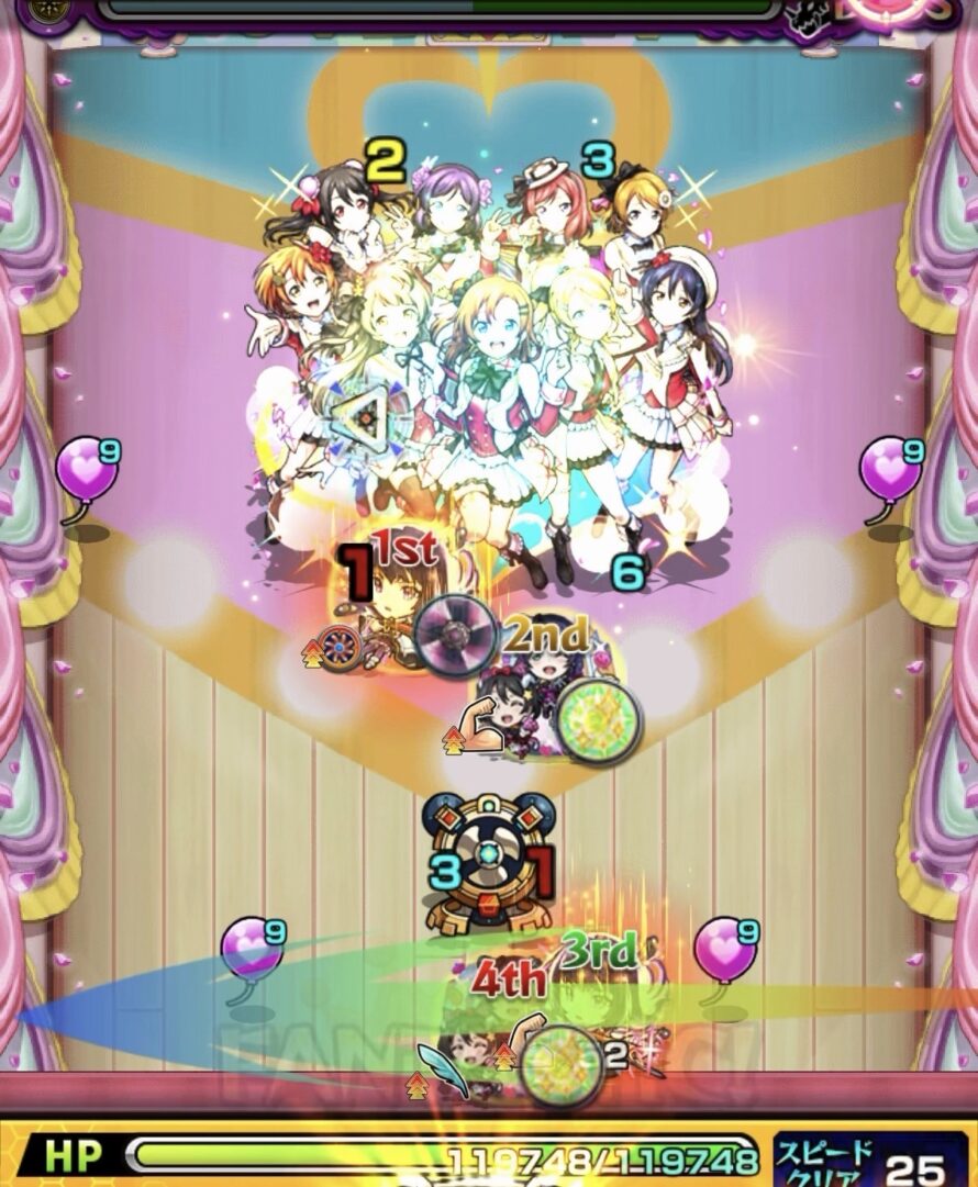 超究極「スクールアイドル μ's」Lv3ボス1の6手目で、反撃モード中のボスへの攻撃を避けるため横方向へ弾き、被ダメージを回避した場面