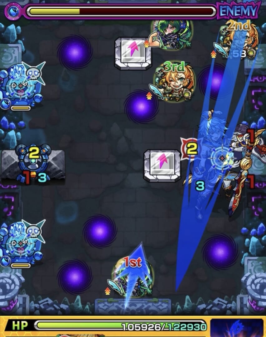 モンスト「未開の幻洞・拠点7」ステージ2の3手目で、左斜め下へ弾き、下壁反射からランチャーパネルへの配置と中ボスの弱点攻撃を狙う場面