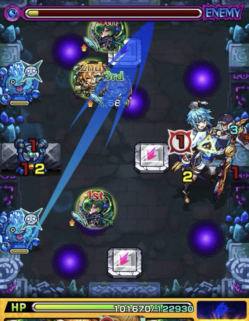 モンスト「未開の幻洞・拠点7」ステージ2の4手目で、クレッシェンドアタックが「1」の状態から、右斜め上へ弾き、ランチャーパネルへの配置と上壁反射による中ボスの弱点攻撃を狙う場面