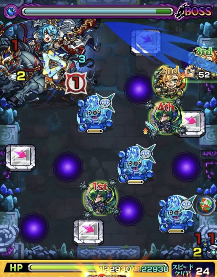 モンスト「未開の幻洞・拠点7」ボス1の1手目で、クレッシェンドアタックが「1」の状態から左斜め上へ薄く弾き、ランチャーパネルへの配置と上壁反射によるボスの弱点攻撃を狙う場面