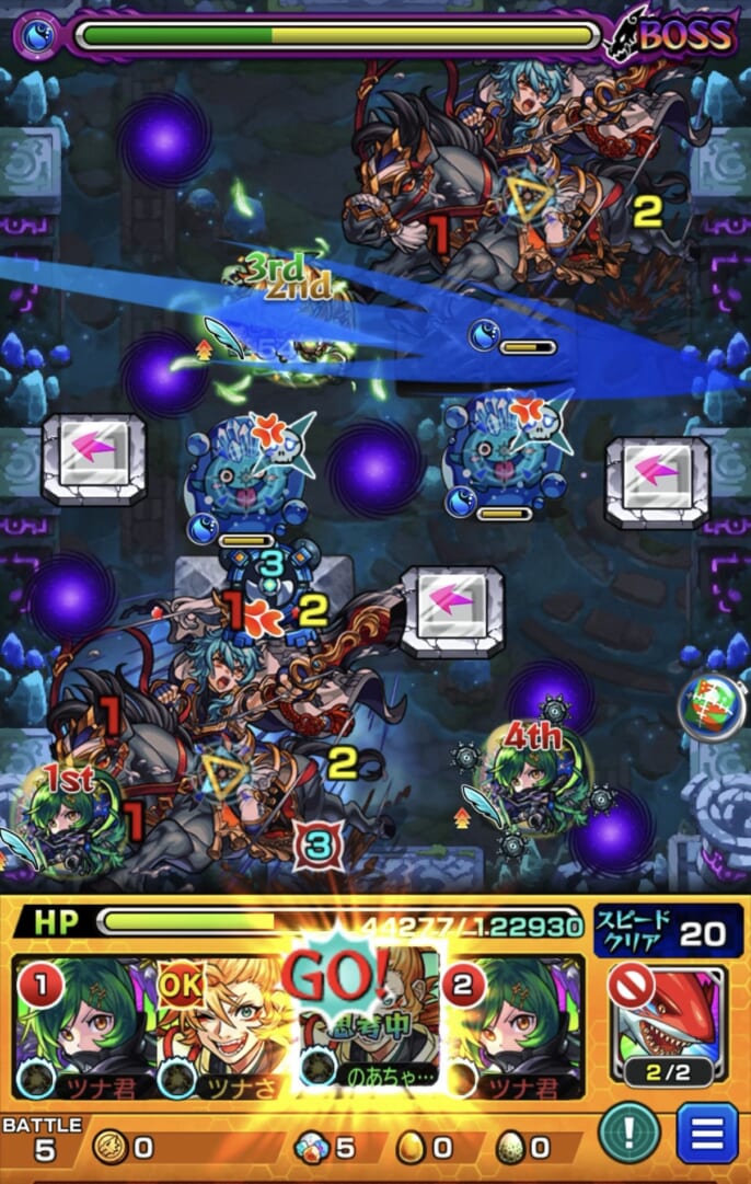 モンスト「未開の幻洞・拠点7」ボス2の3手目で、残りHPが約44,000の状態から豊臣秀吉のストライクショットを使用し、右斜め下への攻撃とランチャーパネルに配置されたキャラの左壁反射でボスを狙う場面