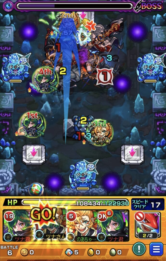 モンスト「未開の幻洞・拠点7」ボス3の3手目で、クレッシェンドアタックが「1」の状態から豊臣秀吉のストライクショットを使用し、右斜め上へ薄く弾いて上壁とブロックの間からボスの弱点を狙う場面