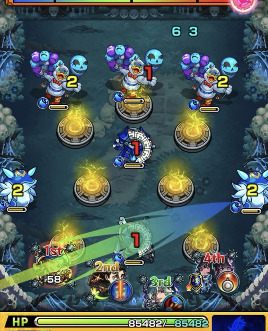 モンスト超究極・兵「ミザリー」ステージ1の1手目。右上方向へ斜めに弾き、ディレクションガードのない側から地雷ロボとウミウシを攻撃し、2体を処理した場面。