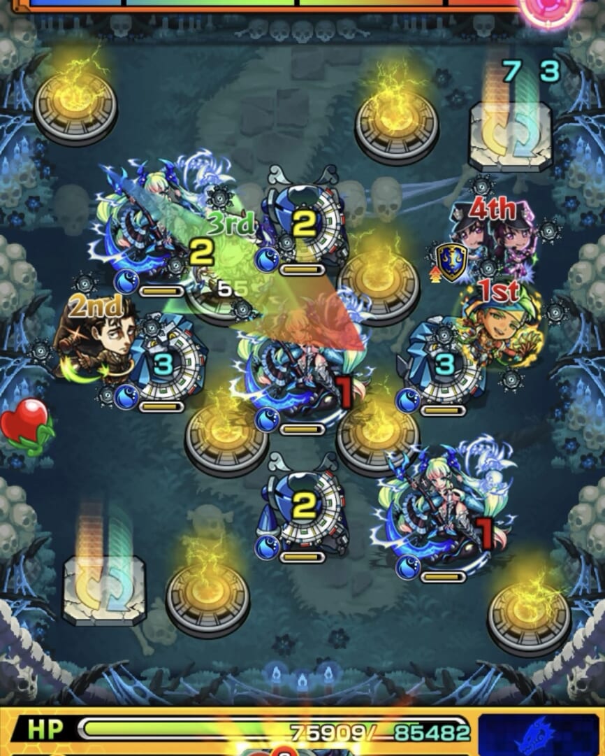 モンスト超究極・兵「ミザリー」ステージ3の1手目。斜め下方向へ弾き、地雷ロボと中ボスの間を狙って攻撃し、ヘルの処理に成功した場面。