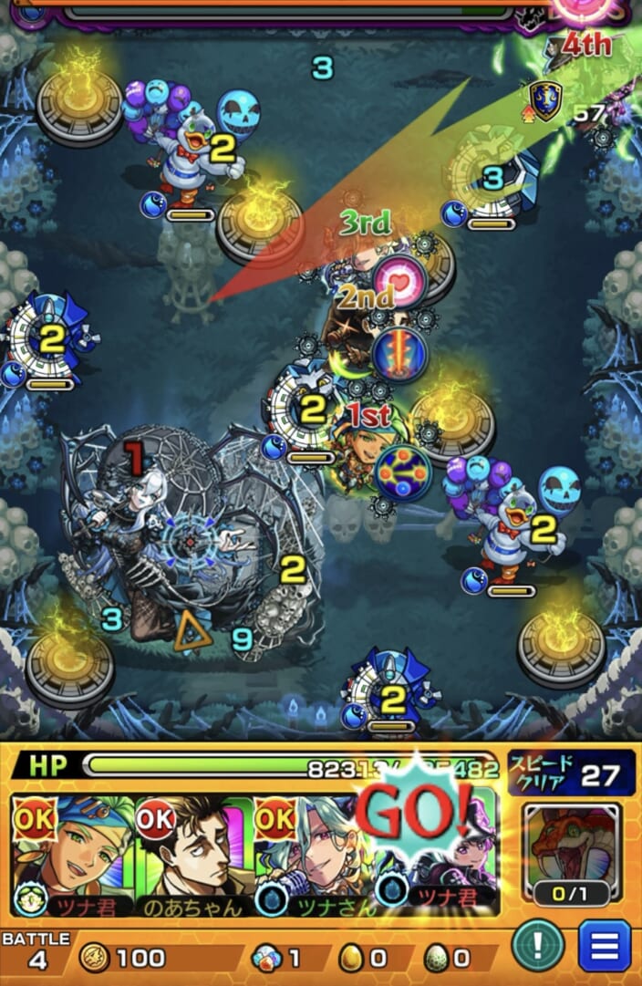 モンスト超究極・兵「ミザリー」ボス戦1の1手目。Saint Snowのストライクショットを使用し、左下方向へ斜めに弾いてワープライオンで反射。上壁を経由してダギーとボスを攻撃し、ワープライオンと下側のダギーを処理してボスにも大きなダメージを与えた場面。