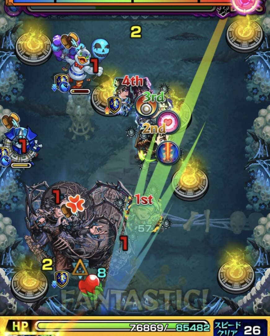 モンスト超究極・兵「ミザリー」ボス戦1の2手目。左下方向へ斜めに弾き、下壁で反射させてボスの弱点を狙って攻撃。ダギーとダメージウォールロボを処理し、ボスにも大きなダメージを与えた場面。