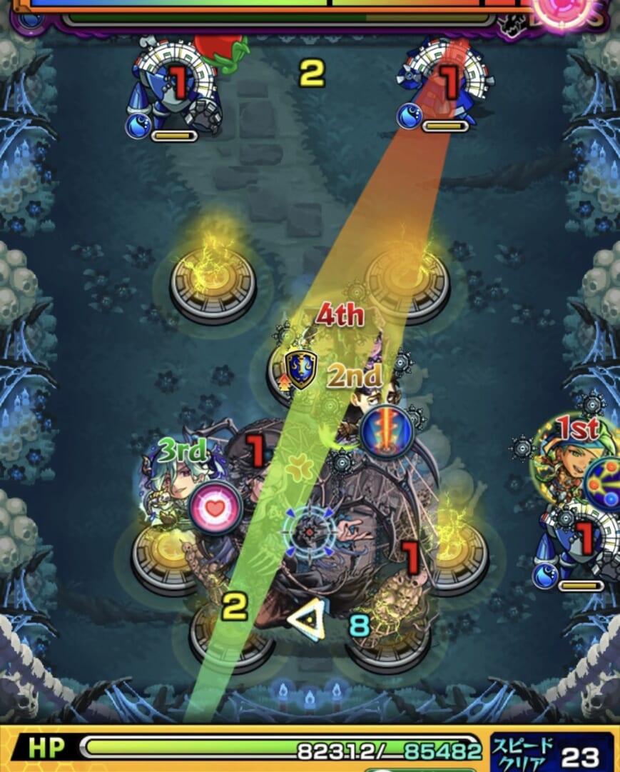 モンスト超究極・兵「ミザリー」ボス戦2の2手目。右上方向へ斜めに弾き、ダメージウォールロボで反射させてボスを攻撃。ダメージウォールロボと地雷ロボ1体を処理し、ボスにもダメージを与えた場面。