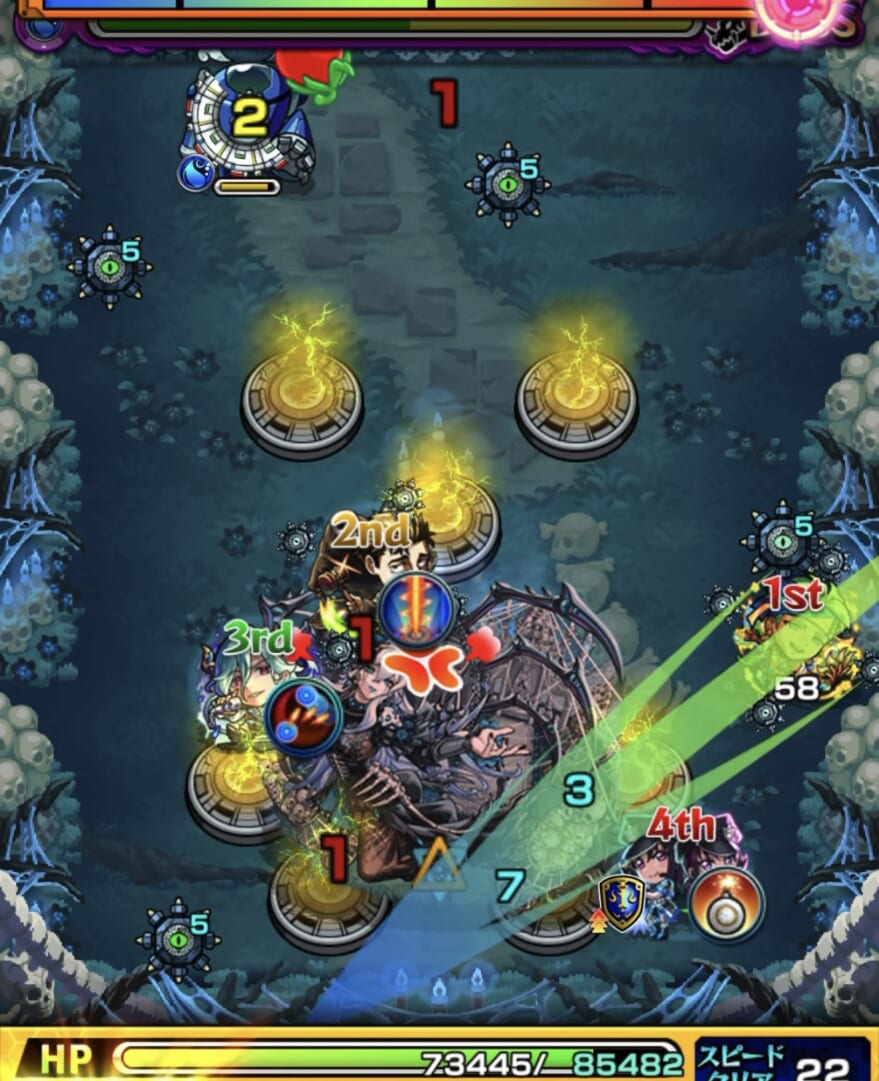 モンスト超究極・兵「ミザリー」ボス戦2の3手目。左下方向へ斜めに弾き、ボスの弱点を狙って攻撃し、大きなダメージを与えた場面。