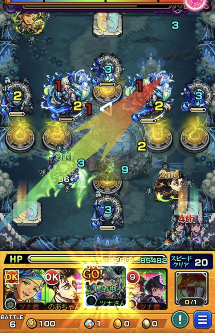 モンスト超究極・兵「ミザリー」ボス戦3の1手目。マラコーダのストライクショットを使用し、右上方向へ斜めに弾いてヘルで反射。右側のヘルと地雷ロボの間に挟まり、ヘルを処理した場面。