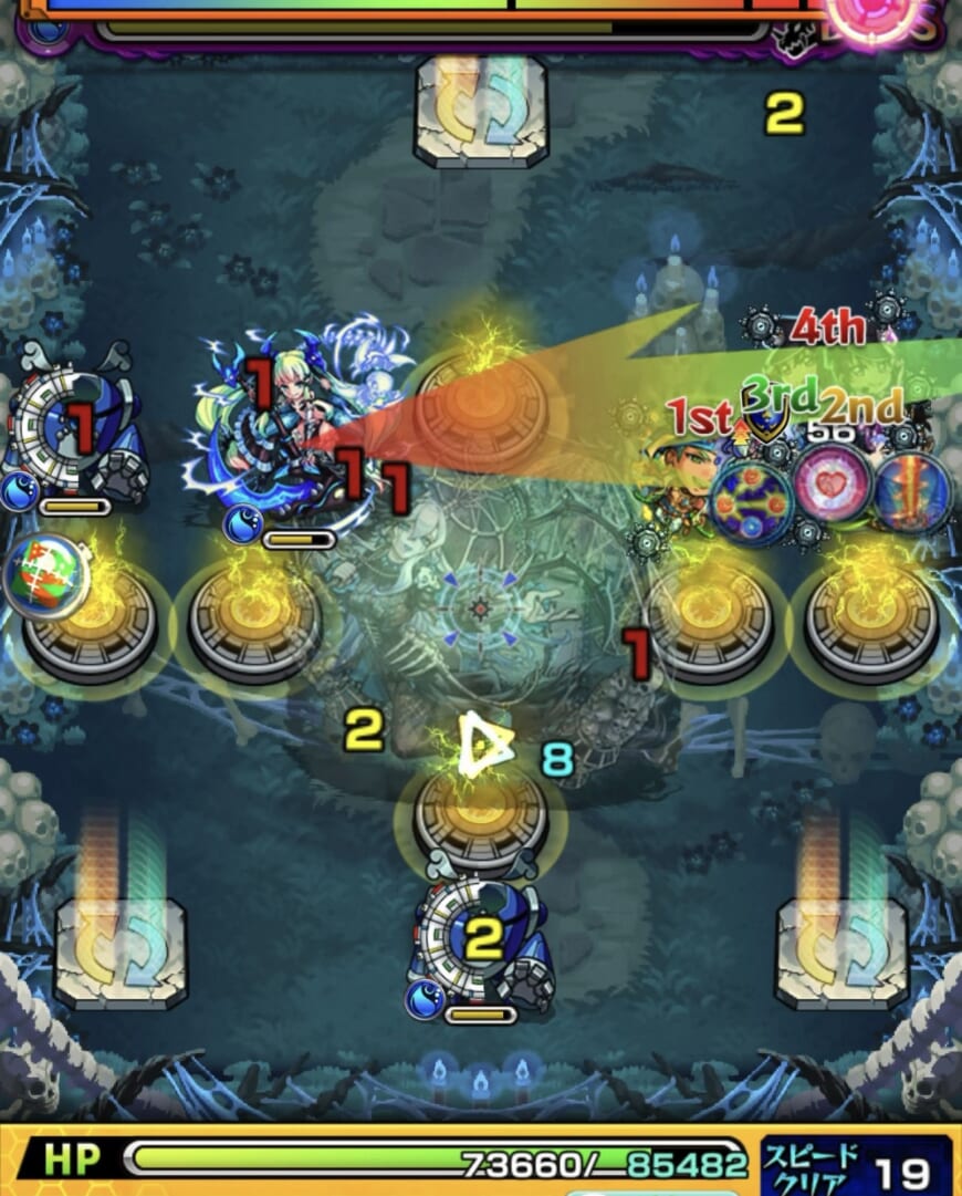 モンスト超究極・兵「ミザリー」ボス戦3の2手目。左下方向へ薄く弾いてヘルを狙い、下側の地雷ロボを処理するとともに、ヘルにも大きなダメージを与えた場面。
