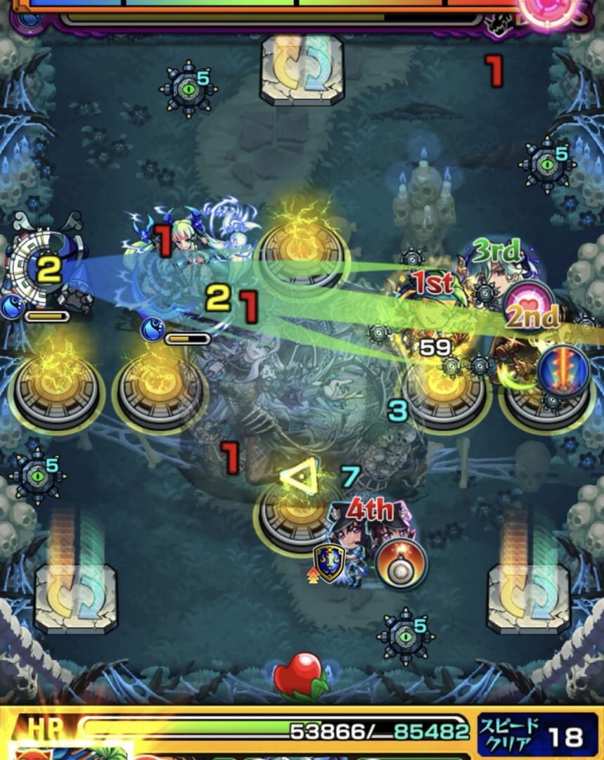 モンスト超究極・兵「ミザリー」ボス戦3の3手目。左上方向へ薄く弾いてヘルを攻撃し、ヘルと地雷ロボを処理。ヘルの処理によってボスの透明化が解除された場面。